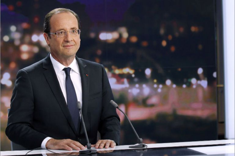 French president Francois Hollande poses on a set of French TV France 2, on May 29, 2012 in Paris, prior to take part in broadcast interview. AFP PHOTO POOL THOMAS SAMSON