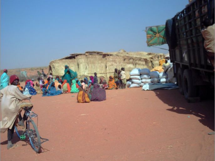 مواطنون من دارفور ينتظرون الاغاثة