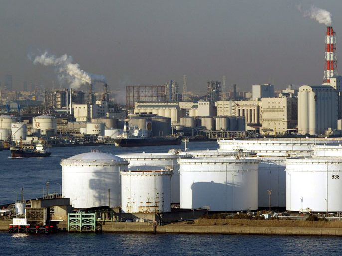 epa00161256 Fuel tanks facing Tokyo Bay at Kawasaki Port, Saturday 27 March