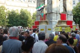 المتظاهرون رحبوا بطرد سفيرة سوريا بباريس