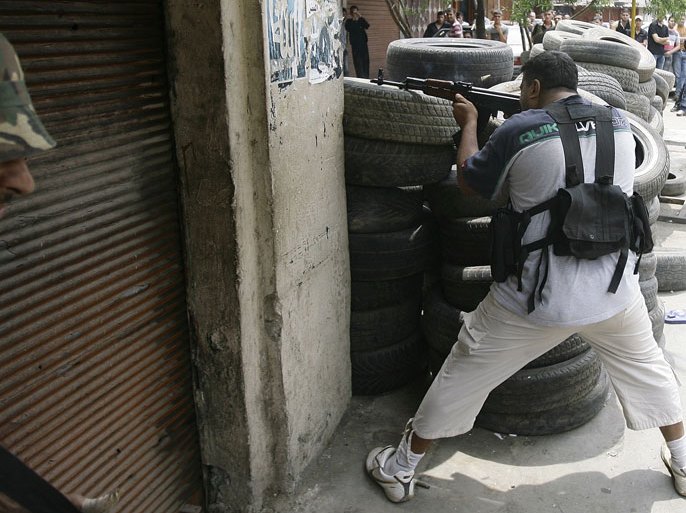 BEI - Tripoli, -, LEBANON : a Sunni Muslim gunman takes position along Syria Street in the Bab al-Tabbaneh neighbourhood during clashes with Alawites, an offshoot of Shiite Islam to which Syrian President Bashar al-Assad belongs, in the Jabal Mohsen neighbourhood in the northern Lebanese port city of Tripoli on May 14, 2012