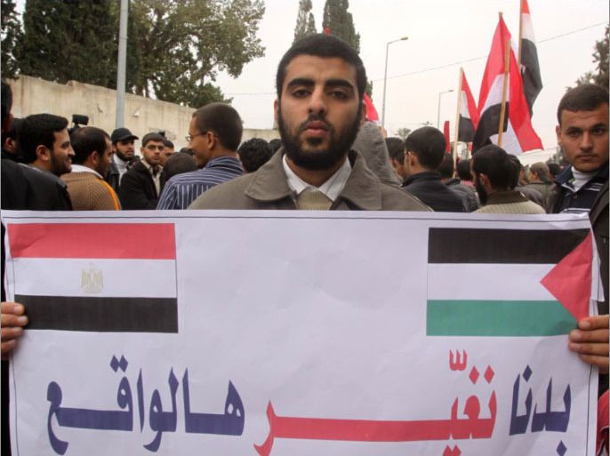 لافتة تختزل مطالب الفلسطينيين من مصر خلال مساندة شبابية للثورة المصرية