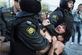 Russian Police officers detain opposition supporters during a rally in Moscow on May 6, 2012. Russian riot police violently clashed with protesters at a rally on the eve of strongman Vladimir Putin's return for a third Kremlin term, arresting over 250 people including opposition leaders. AFP PHOTO / ANDREY SMIRNOV