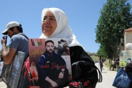 والدة اسير اردني ترفع صورته خلال الاعتصام امام وزارة الخارجية - ارشيف