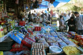 59 Syrians are seen bying food at Sheik Mohi El-Deen market in the