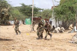 جنود حكوميون يتبادلون النيران مع عناصر من الشباب المجاهدين الذين هاجموا اليوم موكب الرئيس الصومالي