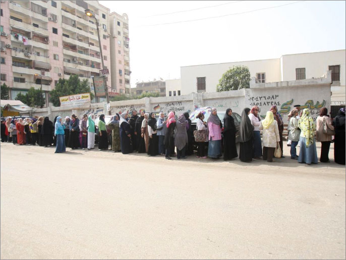 إقبال واضح من السيدات على المشاركة مبكرا بانتخابات الرئاسة في مصر.