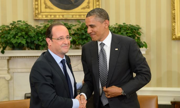 epa03224435 US President Barack Obama (R) shakes hands with French President Francois Hollande following their bilateral meeting in the Oval Office at the White House in Washington, DC, USA, on 18 May 2012 in advance of the G8 and NATO Summits. Obama told French counterpart Francois Hollande during White House talks on Friday that their countries' bilateral relationship is "deeply valued" by Americans. Just three days after being sworn in to replace pro-American president Nicolas Sarkozy, Hollande, a Socialist, held Oval Office talks with Obama focusing on the euro crisis and how to improve growth. EPA
