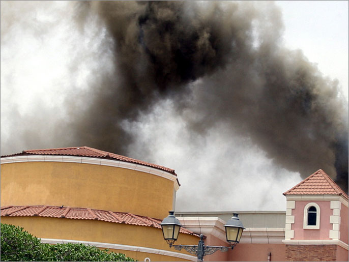 سحب الدخان الكثيف الناجم عن الحريقفي مجمع فيلاجيو (الأوروبية)