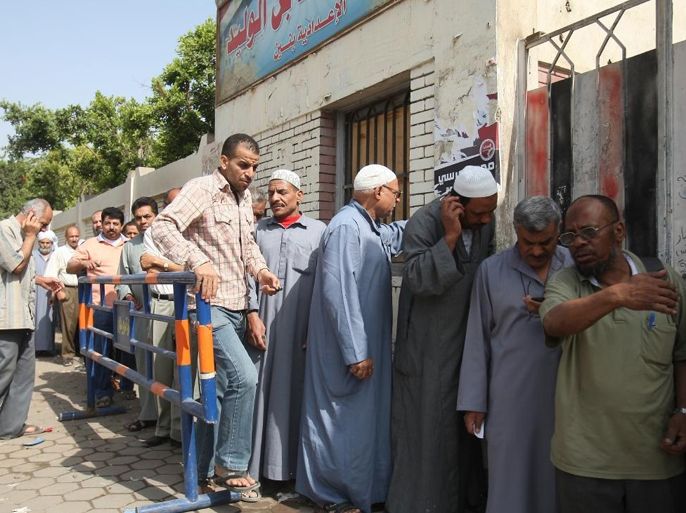 مجموعة صور لليوم الثاني من انتخابات الرئاسة في مصر مصحوبة بتعليقات - شدة الحرارة أثرت على الإقبال وقت الظهر