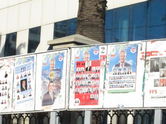 ملصقات المرشحين في الانتخابات التشريعية بالجزائر