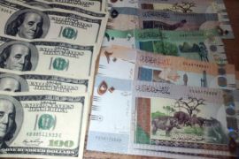 عملة سودانية ودولار أميركي