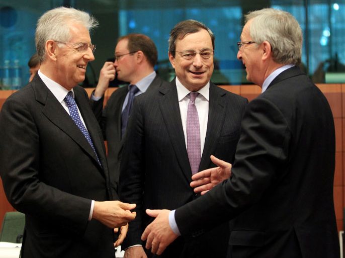 epa03219035 (L-R) Italian Prime Minister Mario Monti, Mario Draghi (C) the