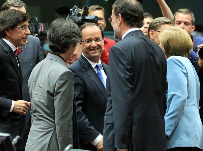 epa03232237 New French President Francois Hollande (C) is welcomed by other heads of states and governments at the start of an informal EU summit in Brussels, Belgium, 23 May 2012. EU head of states are meeting in Brussels for an informal EU summit on economic growth, which marks French President Francois Hollande's debut on the EU scene. France is expected to push on the issue of eurobonds, which has put it at loggerheads with Germany. EPA/OLIVIER HOSLET