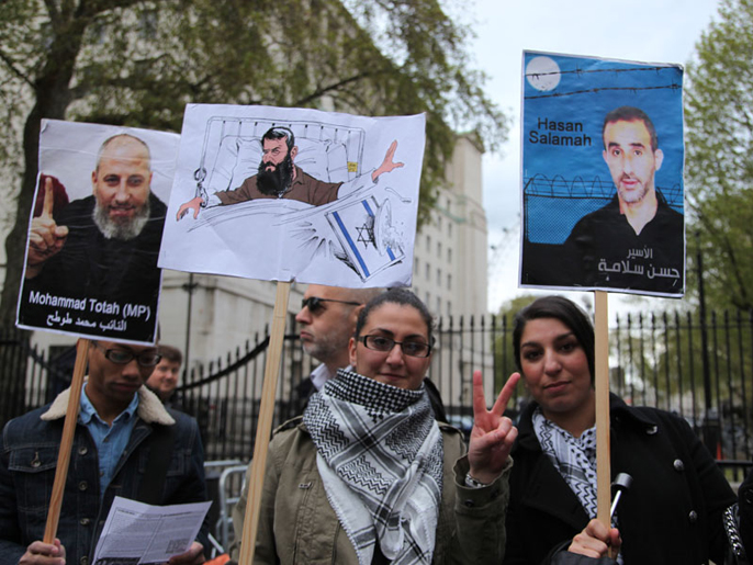 ‪‬ المتظاهرون حملوا صور وأسماء الأسرى المضربين(الجزيرة نت)