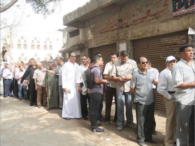 ناخبون يصطفون في طابور استعدادا للاقتراع في أول انتخابات رئاسية بمصر بعد الثورة.jpg