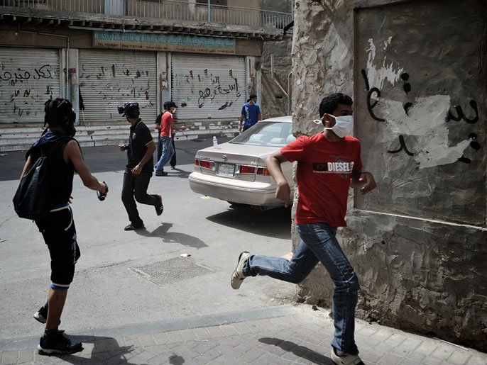 اشتباكات سابقة بين الشرطة البحرينية ومتظاهرين في إحدى ضواحي المنامة (الفرنسية)