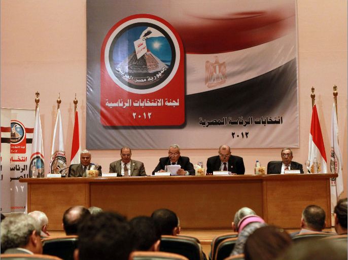 Egypt's electoral commission chief Faruq Sultan (C) speaks at a press conference in Cairo on May 28, 2012, and confirms the June run-off between Muslim Brotherhood candidate Mohammed Mursi and ex-prime minister Ahmed Shafiq.