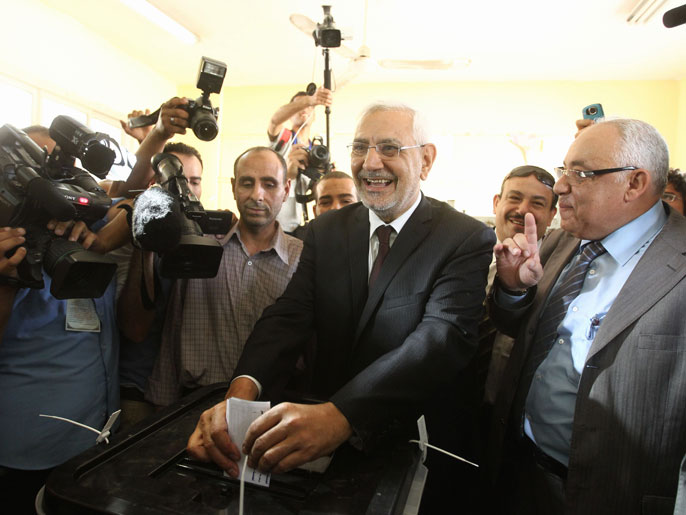 Cairo, -, EGYPT : Egyptian moderate Islamist presidential candidate Abdel Moneim Abul Fotouh casts his ballot at a polling station in Cairo on May 23, 2012, during the country's historic presidential election, the first since a popular uprising toppled Hosni Mubarak. AFP PHOTO/KHALED DESOUKI
