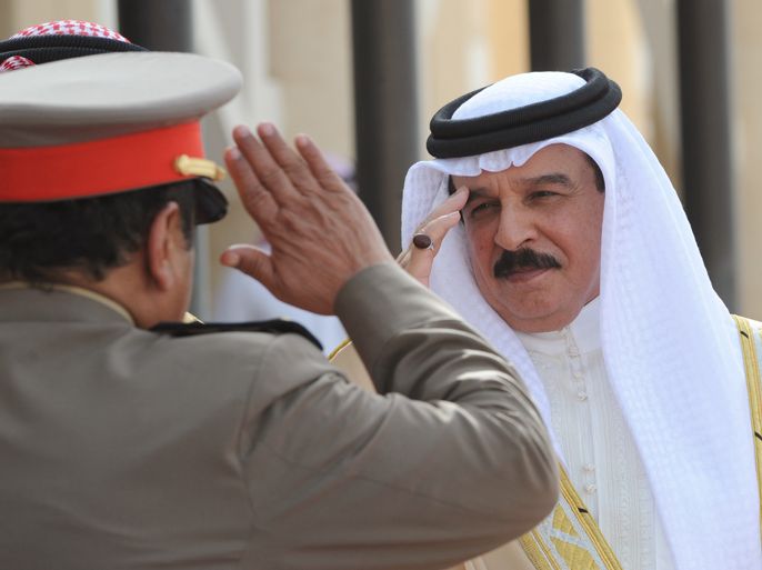 Bahrain's King Hamad bin Issa al-Khalifa (R) reviews a Saudi honour guard upon his arrival in Riyadh to attend a Gulf Cooperation Council (GCC) summit on May 14, 2012. Gulf leaders gathered in the desert kingdom to discuss developing their six-nation council into a union, a Saudi proposal likely to start with the kingdom and unrest-hit Bahrain. AFP