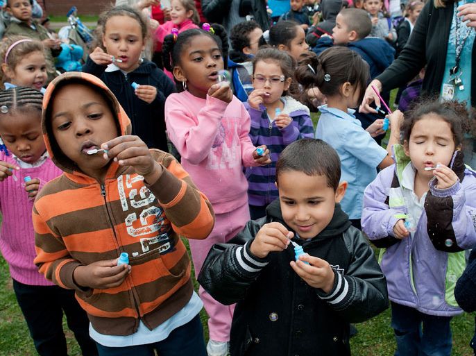 epa03197242 School children blow bubbles in an attempt to break into the Guinness Book of World Records for the amount of bubbles blown at one time at the Gaffney Elementary School in New Britain, Connecticut, USA, 26 April 2012