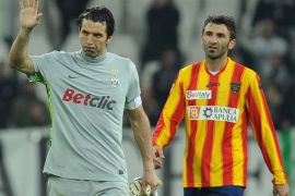 TURIN, ITALY - MAY 02: Gianluigi Buffon (L) of Juventus FC apologizes to the fans after the error at the end of the Serie A match between Juventus FC and US Lecce at Juventus Arena on May 2, 2012 in Turin, Italy. (Photo by Valerio Pennicino/Getty Images)