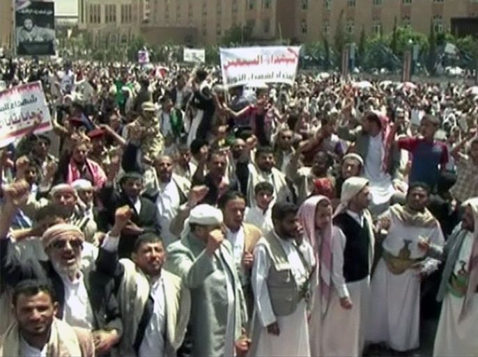 حشود كبيرة في اليمن تتهم بقايا عائلة صالح