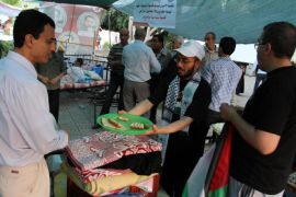 توزيع الحلوى في خيمة التضامن مع الأسرى وسط مدينة غزة
