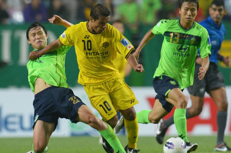 JEONJU, SOUTH KOREA - MAY 15: (L-R) Park Wonjae and Leandro Domingues of Jeonbuk Hyudai Motors and Hoon Jung of Kashiwa Reysol compete for the ball during the AFC Champions League Group H match between Jeonbuk Hyundai Motors and Kashiwa Reysol at Jeonju World Cup Stadium on May 15, 2012 in Jeonju, South Korea. (Photo by Koki Nagahama/Getty Images)