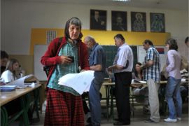 Serbians wait to vote at a polling station in Belgrade on May 6, 2012. Serbians voted Sunday for a new president and parliament after a campaign dominated by economic issues, pitting pro-European President Boris Tadic against conservative populist Tomislav Nikolic AFP PHOTO / ALEXA STANKOVIC
