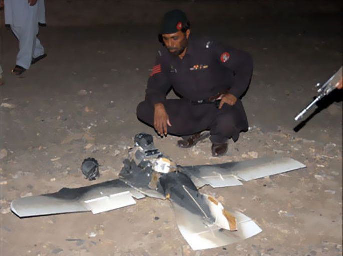 Pakistani security personnel examine a crashed American surveillance drone some two kilometres inside Pakistani territory in the town of Chaman in the insurgency-hit Baluchistan province, on August 25, 2011. The American surveillance drone crashed in southwestern Pakistan near a paramilitary base close to the Afghan border, Pakistani officials said. AFP PHOTO / ASGHAR ACHAKZAI