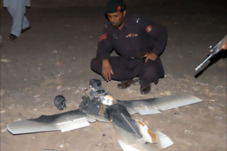 Pakistani security personnel examine a crashed American surveillance drone some two kilometres inside Pakistani territory in the town of Chaman in the insurgency-hit Baluchistan province, on August 25, 2011. The American surveillance drone crashed in southwestern Pakistan near a paramilitary base close to the Afghan border, Pakistani officials said. AFP PHOTO / ASGHAR ACHAKZAI