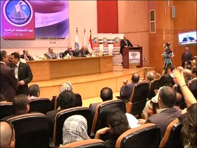 لجنة الانتخابات أعلنت تعليق عملها بسبب ماوصفته بتطاول البعض في البرلمان عليها (الجزيرة نت)