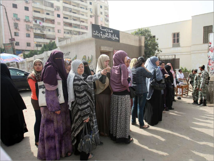 مؤيدات لمرشحي التيار الإسلامي حرصن على التوجه مبكرا إلى لجان الانتخاب في منطقة حلوان بالقاهرة.