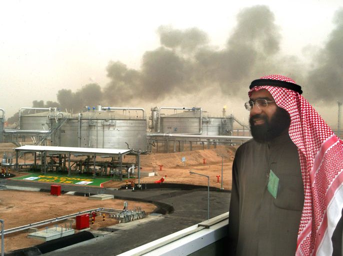 epa000354639 An unidentified Kuwaiti official looks on after the Oil Gathering