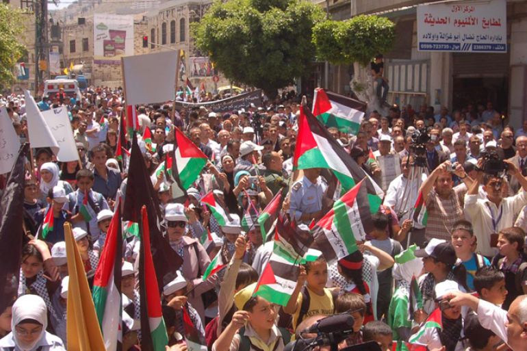 التظاهرة شارك بها الالاف من الفلسطينيين وخاصة اللاجئين كما شهدت مدن الضفة تظاهرات مشابهة - الجزيرة نت4