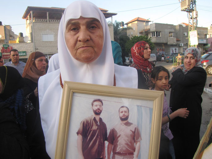 أم محمود والدة الأسيرين محمد وإبراهيم اغبارية تواظب على زيارة السجون منذ 21 عاما 