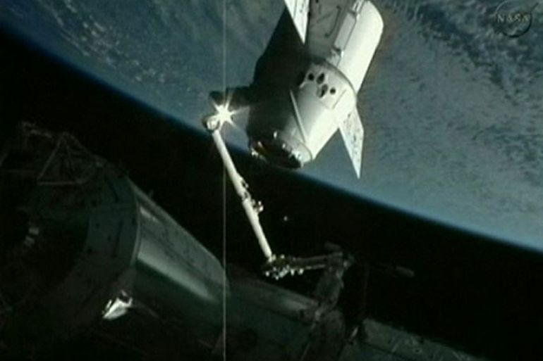 DRA90 - -, -, SPACE : In this frame grab from a NASA video, the robotic arm of the International Space Station holds the SpaceX Dragon capsule on May 25, 2012 as astronauts prepare to dock the capsule with the station. SpaceX has become the first private company to rendezvous with the orbiting lab. = RESTRICTED TO EDITORIAL USE - MANDATORY CREDIT "AFP PHOTO / NASA" - NO MARKETING NO ADVERTISING CAMPAIGNS - DISTRIBUTED AS A SERVICE TO CLIENTS =