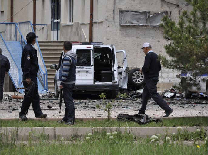 Police inspect on May 25, 2012 the area outside the Pinarbasi police station after a suicide bomb attack killed a police officer and wounded nearly a dozen people in the central Turkish city of Kayseri. Three men sped their vehicle into a police station in the city of Kayseri, where they fired weapons before one of the attackers set off a bomb strapped to his body, it said. One officer was killed instantly and another left in critical condition. Turkey's Interior Minister Idris Naim Sahin said 10 civilians, including several children, who were nearby were wounded. AFP PHOTO / IHLAS NEWS AGENCY - TURKEY OUT -