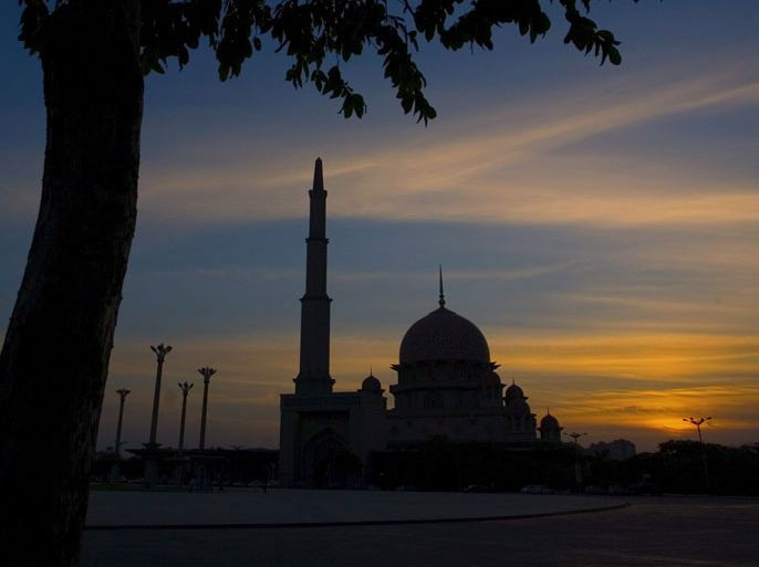 epa01054154 Malaysia's landmark, Putra Mosque during sunset in Putrajaya on 2 July 2007. The World Health Organization warned that global policy makers must act quickly to address the critical problem of global warming, or face serious health and economic consequences. EPA/AHMAD YUSNI
