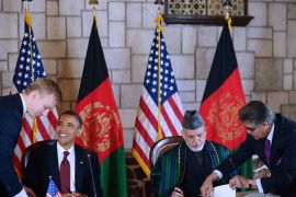 US President Barack Obama (L) smiles while signing a strategic partnership agreement with Afghan President Hamid Karzai on May 1, 2012 at the Presidential Palace in Kabul.