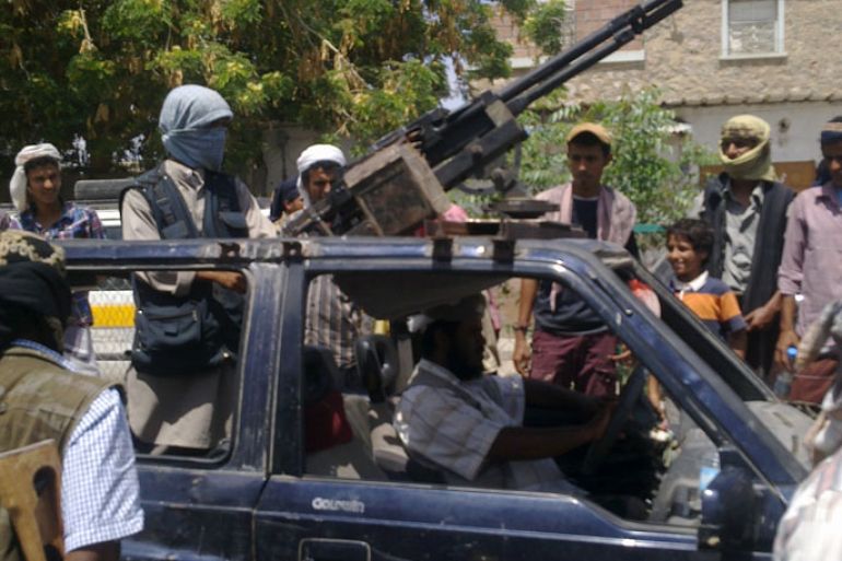 معارك شرسة بين الجيش اليمني وعناصر القاعدة في محيط مدينة جعار معقل القاعدة(الجزيرة نت-إرشيف)1