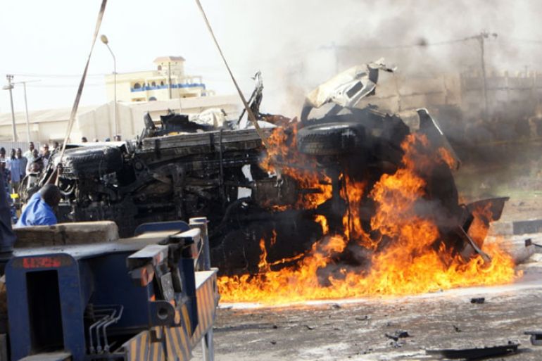 العربة أثناء احتراقها - صورة أخري للعربة المحترقة في بور تسودان