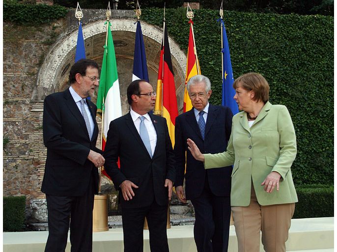 epa03277425 A handout photo provided by the Italian Presidential Press Office on 22 June 2012 shows hosting Italian Prime Minister Mario Monti (2-R) with Germany's Chancellor Angela Merkel (R), Spain's Prime Minister Mariano Rajoy (L) and France's President Francois Hollande (2-L) posing for a group photo in the garden of the Villa Madama, in Rome, 22 June 2012. EPA/CRISTIANO LARUFFA/UFFICIO STAMPA PRESIDENZA CONSIGLIO/HANDOUT HANDOUT EDITORIAL USE ONLY/NO SALES