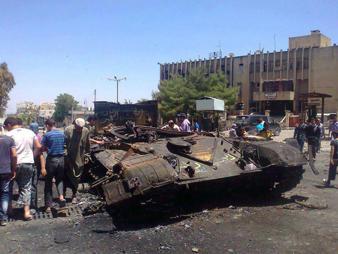 ‪مواقع الثورة السورية عرضت دبابات محترقة للجيش السوري‬ (الفرنسية)