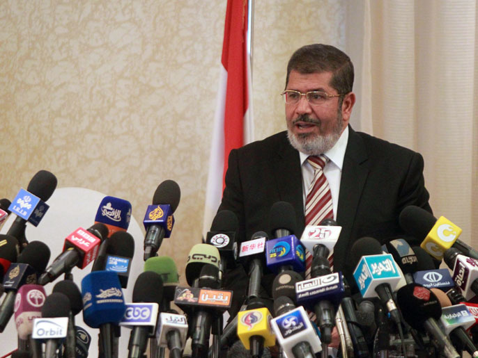 ‪شفيق غمز في منافسه بجولة الإعادة محمد مرسي‬ (الفرنسية)
