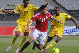 Mozambique's defenders Zainadine Junior (R) and Edson "Mexer" Sitoe challenging Egypt's midfielder Mohamed "Gedo" Nagy during their African zone group G qualifying football match for the 2014 World Cup in the Mediterranean city of Alexandria on June 1, 2012. AFP PHOTO/STR