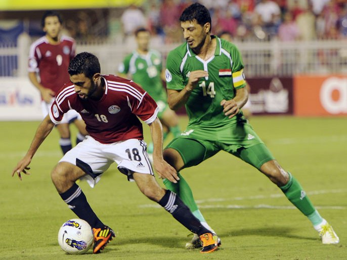 Iraq's Salim Daad (R) vies for the ball against Egypt's Ahmad Said Mohammed (L) during their Arab Cup football match in the Saudi Red Sea city of Jeddah on June 27, 2012. AFP PHOTO/AMER