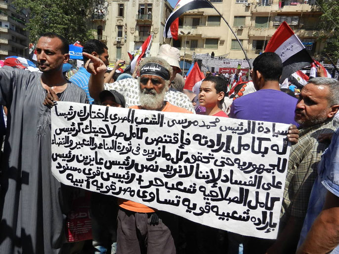 ‪رسالة من أحد المتظاهرين تطالب الرئيس بانتزاع صلاحياته كاملة لتحقيق مطالب الثورة‬ (الجزيرة نت)