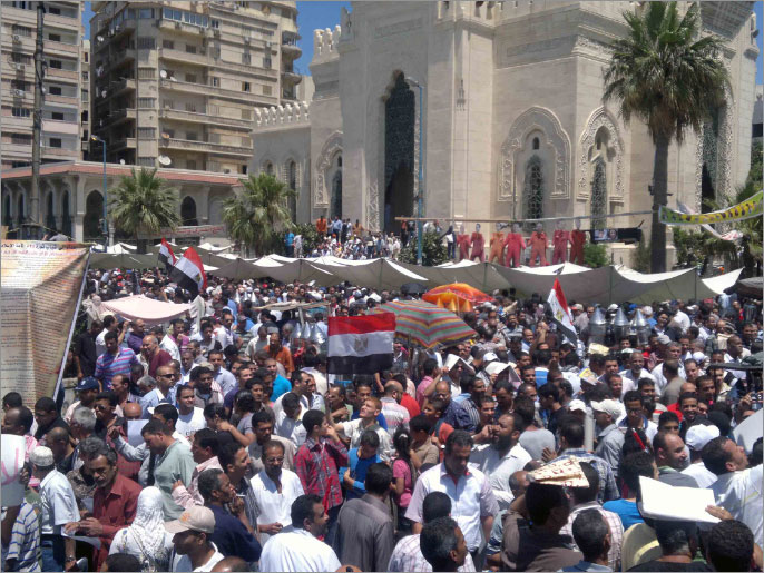 ‪المحتجون بالإسكندرية طالبوا بمحاكمات ثورية لمبارك ورموز نظامه‬ (الجزيرة)